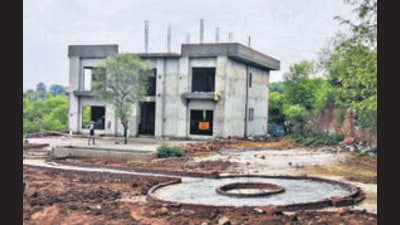Illegal construction work of farmhouses going on in the Aravalli mountains near Raisina village in Gurugram. (Parveen Kumar/HT) Illegal construction work of farmhouses going on in the Aravalli mountains near Raisina village in Gurugram. (Parveen Kumar/HT)