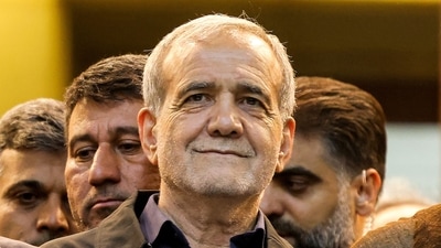 TOPSHOT - Iran's newly-elected President Masoud Pezeshkian (C) visits the shrine of the Islamic Republic's founder Ayatollah Ruhollah Khomeini in the south of Tehran on July 6, 2024. Pezeshkian, who advocates improved ties with the West, on July 6 won a runoff presidential election against ultraconservative Saeed Jalili, the interior ministry said. (Photo by ATTA KENARE / AFP) (AFP)