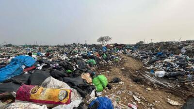 Refuse derived fuel (RDF) domestic and business waste illegally dump at a vacant land of Baliawas village near Heritage International School in Gurugram on Sunday. (Parveen Kumar/HT Photo) Refuse derived fuel (RDF) domestic and business waste illegally dump at a vacant land of Baliawas village near Heritage International School in Gurugram on Sunday. (Parveen Kumar/HT Photo)