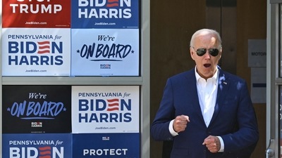 US President Joe Biden arrives to speak to supporters and volunteers during a campaign stop at a Biden-Harris campaign election office in Harrisburg, Pennsylvania, on July 7, 2024.(Photo by SAUL LOEB / AFP) (AFP) US President Joe Biden arrives to speak to supporters and volunteers during a campaign stop at a Biden-Harris campaign election office in Harrisburg, Pennsylvania, on July 7, 2024.(Photo by SAUL LOEB / AFP) (AFP)