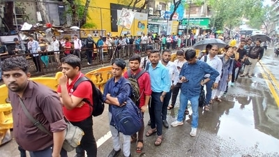 Huge queue for rickshaw is seen outside Thane railway station as local trains are running late due to heavy rains. ((Praful Gangurde/HT Photos)) Huge queue for rickshaw is seen outside Thane railway station as local trains are running late due to heavy rains. ((Praful Gangurde/HT Photos))