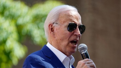 Concerns grow as Joe Biden sits in trance at Philly church after pastor told everyone to stand up (REUTERS/Nathan Howard) (REUTERS)