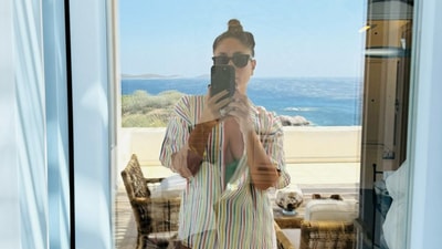 Kareena Kapoor shares selfie from her beach holiday. Kareena Kapoor shares selfie from her beach holiday.