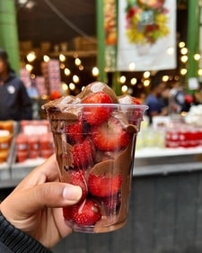Chocolate covered strawberries being sold in a cup in London (Instagram) Chocolate covered strawberries being sold in a cup in London (Instagram)
