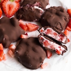 Strawberry yoghurt bites covered in chocolate (Instagram) Strawberry yoghurt bites covered in chocolate (Instagram)