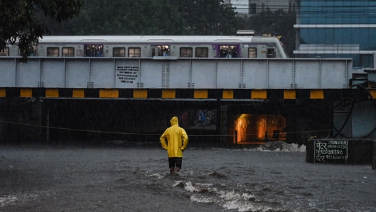 The state administration announced closure of schools and colleges in Mumbai and Thane to avoid inconvenience to students.(Raju Shinde/HT Photo) The state administration announced closure of schools and colleges in Mumbai and Thane to avoid inconvenience to students.(Raju Shinde/HT Photo)