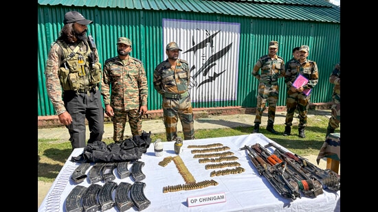 Anantnag: Army personnel display the arms and ammunition recovered during an anti-militancy operation, in Anantnag district, Monday, July 8, 2024. Six terrorists were killed and two soldiers laid down their lives in twin encounters in Jammu and Kashmir's Kulgam district on Sunday, according to officials. (PTI Photo)(PTI07_08_2024_000171A) (PTI)