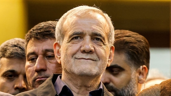 TOPSHOT - Iran's newly-elected President Masoud Pezeshkian (C) visits the shrine of the Islamic Republic's founder Ayatollah Ruhollah Khomeini in the south of Tehran on July 6, 2024. Pezeshkian, who advocates improved ties with the West, on July 6 won a runoff presidential election against ultraconservative Saeed Jalili, the interior ministry said. (Photo by ATTA KENARE / AFP)(AFP)