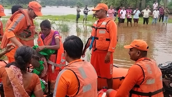 Close to 200 homes were flooded and 15-20 vehicles were submerged in and around the villages of Vasind and Gujarati Pada. HT Photo