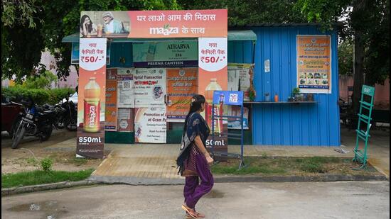 Patients being administered treatment under the Janani Suraksha Yojana (JSY) scheme at the facility had alleged that they were forced to purchase food from outside. The operator, however, denied the allegations. (Sunil Ghosh/HT Photo)