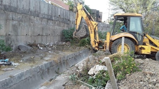 Kumar's motorcycle veered off to the left side of the road, and he fell into a drain near the Jnanabharathi Metro station. (Representative image)(HT PHOTO)