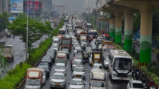 Traffic jam on Eastern Express highway due to waterlogged roads((HT Photo))