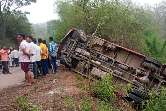 Rescuers after the accident near Pinjore on Monday. (Sant Arora/HT) Rescuers after the accident near Pinjore on Monday. (Sant Arora/HT)