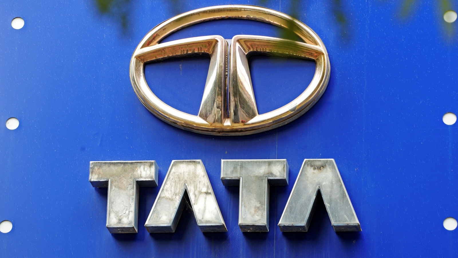 Tata Motors reduces price of Harrier, Safari to provide benefits up to 1,40,000