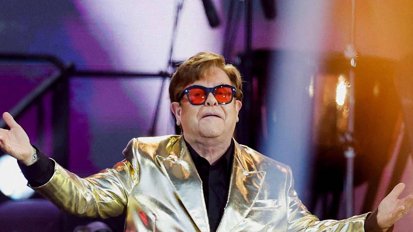 Elton John a uriné dans une bouteille en plastique dans un magasin de chaussures en France et a demandé à la sécurité de nettoyer les lieux : propriétaire du magasin | Hollywood