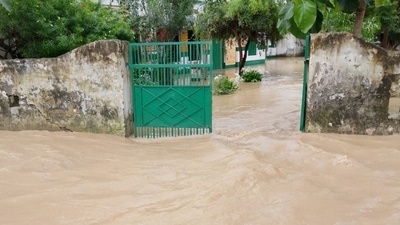 A primary school of Ran Nagar of Nighasan tehsil under floodwaters on Tuesday (HT) A primary school of Ran Nagar of Nighasan tehsil under floodwaters on Tuesday (HT)