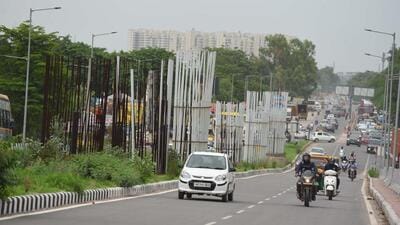On Tuesday, Gurugram Metro Rail Limited (GMRL) officials said that they too discussed the NCRTC proposal in a meeting last month, and may decide to change the Metro route so that it does not overlap with the RRTS line and the maximum number of sectors can be serviced. (Parveen Kumar/HT Photo) On Tuesday, Gurugram Metro Rail Limited (GMRL) officials said that they too discussed the NCRTC proposal in a meeting last month, and may decide to change the Metro route so that it does not overlap with the RRTS line and the maximum number of sectors can be serviced. (Parveen Kumar/HT Photo)