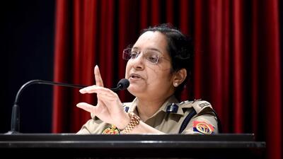 On Tuesday, police commissioner Laxmi Singh felicitated sub-inspector Sohanveer Singh with a cash reward of  ₹25,000 and a commendation letter. (HT Archive)
