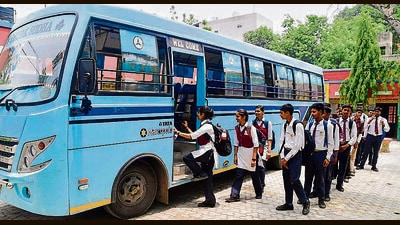 Students of School of Eminence, Jawahar Nagar, boarding a bus. (Manish/HT) Students of School of Eminence, Jawahar Nagar, boarding a bus. (Manish/HT)