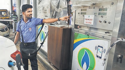 Thane, India - July 09, 2024: CNG gas has increased by 1.50 paise from Tuesday, Drivers are seen filling vehicles with CNG gas at Thane CNG pump , in Thane,in Mumbai, India, on, Tuesday, July 09, 2024. ( Praful Gangurde / HT Photo ) Thane, India - July 09, 2024: CNG gas has increased by 1.50 paise from Tuesday, Drivers are seen filling vehicles with CNG gas at Thane CNG pump , in Thane,in Mumbai, India, on, Tuesday, July 09, 2024. ( Praful Gangurde / HT Photo )
