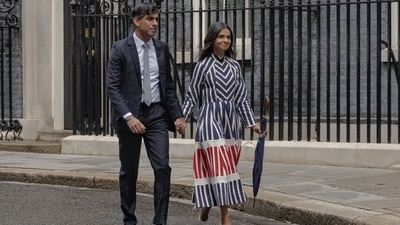 Rishi Sunak, outgoing UK prime minister, and his wife Akshata Murty, depart after his resignation speech outside 10 Downing Street in London, UK, on Friday. (Bloomberg) Rishi Sunak, outgoing UK prime minister, and his wife Akshata Murty, depart after his resignation speech outside 10 Downing Street in London, UK, on Friday. (Bloomberg)