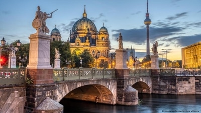 Picture of some of Berlin's landmarks at dawn. (elxeneize/Zoonar/picture alliance ) Picture of some of Berlin's landmarks at dawn. (elxeneize/Zoonar/picture alliance )