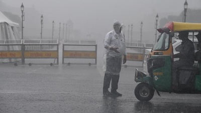 Traffic personnel guide vehicles amid rains. Delhi is likely to see overcast skies during the remainder of the day with high humidity. (Raj K Rak/HT Photo) Traffic personnel guide vehicles amid rains. Delhi is likely to see overcast skies during the remainder of the day with high humidity. (Raj K Rak/HT Photo)
