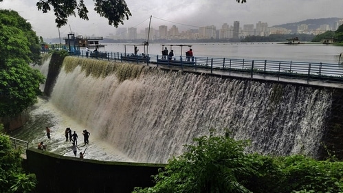 After heavy rain in Mumbai, the dam at Powai has started overflowing on Monday. ( Praful Gangurde /HT Photo )