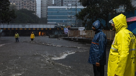 Mumbai Rain LIVE Updates: High tide at coast; over 248 flights delayed - Hindustan Times