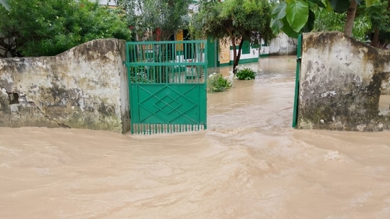 A primary school of Ran Nagar of Nighasan tehsil under floodwaters on Tuesday (HT)