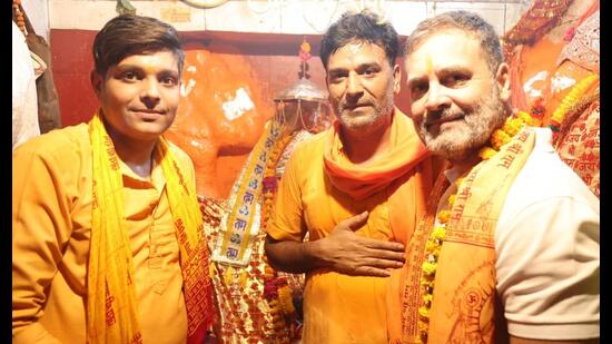 LoP in Lok Sabha Rahul Gandhi at Hanuman temple at Churwa in Rae Bareli on July 9. (HT photo)