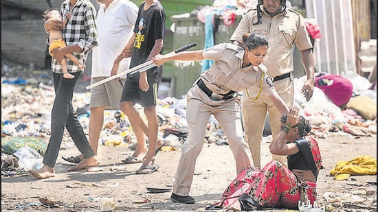 Mumbai, India - June 6, 2024: A few policemen from Powai police station injured in stone pelting when they went to assist the BMC officials during an anti-encroachment drive in Powai at Jai Bhim Nagar in Mumbai, India, on Thursday, June 6, 2024. (Photo by Satish Bate/ Hindustan Times) (Hindustan Times)