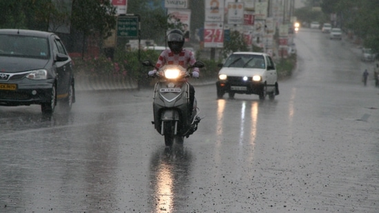 On Monday, Shivajinagar received 13 mm rainfall till 11pm even as the intensity of the rain increased thereafter. (HT PHOTO)(HT_PRINT)