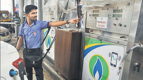 Thane, India - July 09, 2024: CNG gas has increased by 1.50 paise from Tuesday, Drivers are seen filling vehicles with CNG gas at Thane CNG pump , in Thane,in Mumbai, India, on, Tuesday, July 09, 2024. ( Praful Gangurde / HT Photo )