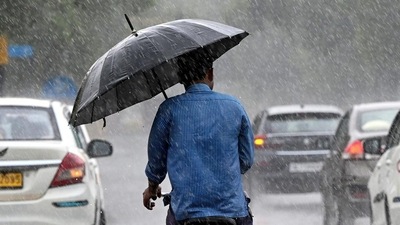 A view of rain at the near Kartavya Path in New Delhi, India, on Thursday. (Arvind Yadav/ Hindustan Times) A view of rain at the near Kartavya Path in New Delhi, India, on Thursday. (Arvind Yadav/ Hindustan Times)