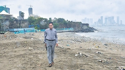 After Anwar Khan founded the Dargah Street ALM (advance local management), a civil society group, its members began visiting the beach every few days to monitor cleanup activities. (Bhushan Koyande/HT Photo) After Anwar Khan founded the Dargah Street ALM (advance local management), a civil society group, its members began visiting the beach every few days to monitor cleanup activities. (Bhushan Koyande/HT Photo)