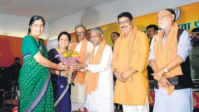 Babulal Marandi felicitates a booth level worker of the BJP during a felicitation function at Chas in Bokaro on Wednesday. (HT photo) Babulal Marandi felicitates a booth level worker of the BJP during a felicitation function at Chas in Bokaro on Wednesday. (HT photo)