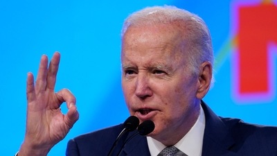 Joe Biden exhibits ‘classic features of neurodegeneration,’ Parkinson’s doctor says (AP Photo/Susan Walsh) (AP) Joe Biden exhibits ‘classic features of neurodegeneration,’ Parkinson’s doctor says (AP Photo/Susan Walsh) (AP)