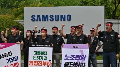 A union representing tens of thousands of workers at Samsung Electronics in South Korea said on July 10 it would extend a three-day strike indefinitely in a bid to force management to negotiate. (Photo by Jung Yeon-je / AFP) (AFP) A union representing tens of thousands of workers at Samsung Electronics in South Korea said on July 10 it would extend a three-day strike indefinitely in a bid to force management to negotiate. (Photo by Jung Yeon-je / AFP) (AFP)