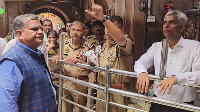 UP chief secretary (CS) and director general of police (DGP) at Banke Bihari temple. (HT) UP chief secretary (CS) and director general of police (DGP) at Banke Bihari temple. (HT)