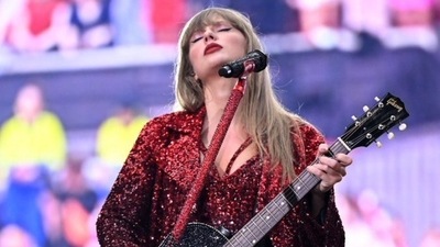 Taylor Swift helps concert attendees amid hot weather in Switzerland. (Getty Images)