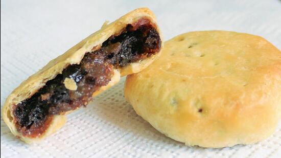 A popular “honeymoon cake” was the Eccles cake. It was a small, round pie filled with currants and made from flaky pastry with butter, sometimes topped with sugar. (WIKIEMEDIA PHOTO)