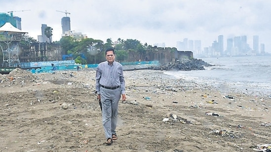 After Anwar Khan founded the Dargah Street ALM (advance local management), a civil society group, its members began visiting the beach every few days to monitor cleanup activities. (Bhushan Koyande/HT Photo)