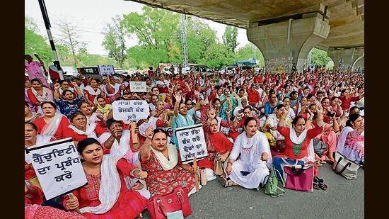 Anganwadi workers demonstrating outside the Mini Secretariat in Ludhiana on Wednesday. (Gurpreet Singh/HT)