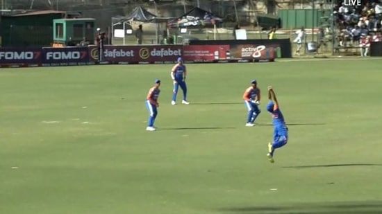 https://www.mobilemasala.com/sports/Ravi-Bishnoi-takes-an-all-timer-leaves-Zimbabwe-batter-baffled-with-sensational-diving-catch-during-3rd-T20I-i279805