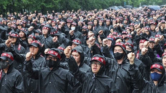 Members of the National Samsung Electronics Union shout slogans during a rally as they began a three-day general strike outside of Samsung Electronics' Hwaseong campus in Hwaseong, South Korea.(AP)