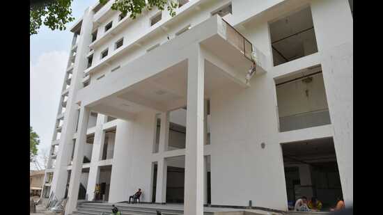 The children’s hospital being constructed in front of the existing MLN Medical College’s PG Hostel, located on the SRN Hospital (HT Photo) The children’s hospital being constructed in front of the existing MLN Medical College’s PG Hostel, located on the SRN Hospital (HT Photo)