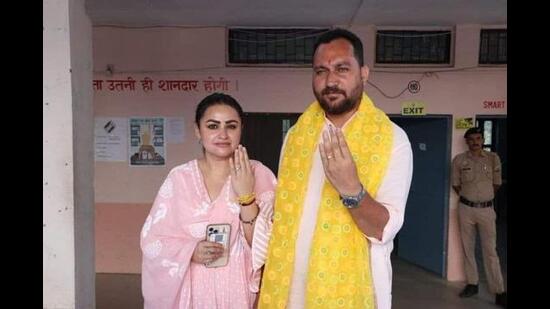 Hamirpur BJP candidate Ashish Sharma with his wife after voting on Wednesday. (HT Photo) Hamirpur BJP candidate Ashish Sharma with his wife after voting on Wednesday. (HT Photo)