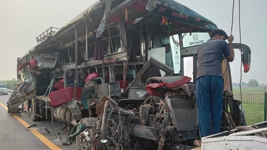 UP: 18 killed, 17 injured as bus from Bihar to Delhi rams into milk tanker on Lucknow-Agra Expressway in Unnao(Haidar Naqvi )