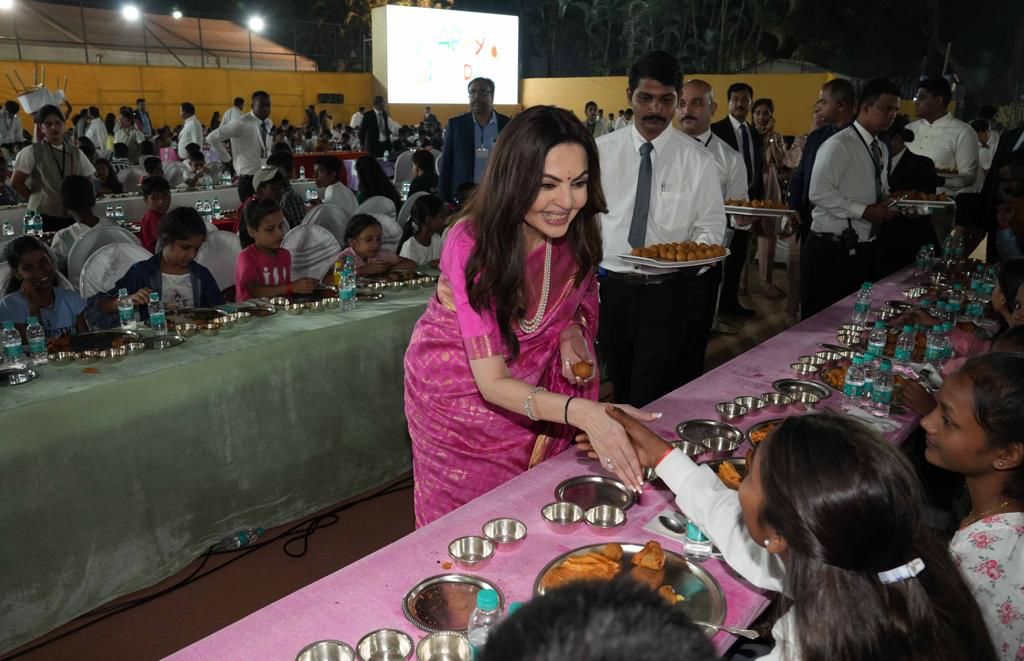 Nita Ambani sirviendo comida